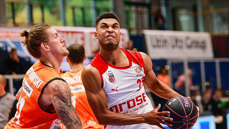 Im Pokalspiel zieht Kenneth Ogbe gegen Ulms Topscorer Dylan Osetkowski zum Korb. Foto: Daniel Löb