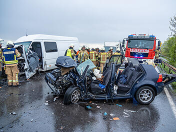 Schwerverletzte bei frontaler Kollision bei Zeil am Main