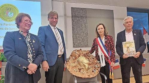 Komiteevorsitzende Annemarie Deshayes, Landrat Hermann Ulm, Bürgermeisterin Hélène Larrezet und Komiteevorsitzender Reinhard Heydenreich (v. l.) bei der Geschenkübergabe.