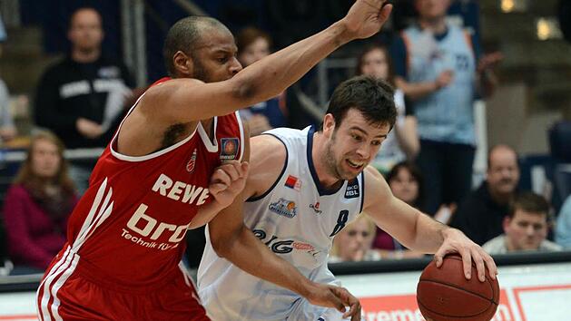 Sharrod Ford (l.), mit 28 Punkten Bambergs erfolgreichster Werfer, stoppt Philip Zwiener. Foto: Oliver Riemann