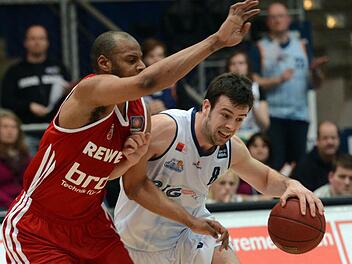 Sharrod Ford (l.), mit 28 Punkten Bambergs erfolgreichster Werfer, stoppt Philip Zwiener. Foto: Oliver Riemann