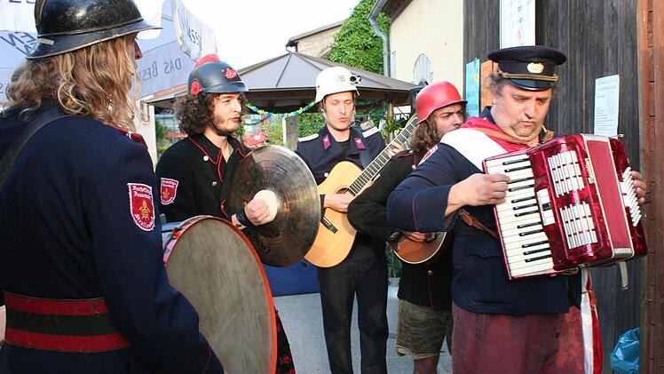 Stefan Kügel (vorne) und seine Zupf- und Ziehkapelle Strullenbach beim Einzug. Foto: Evi Seeger