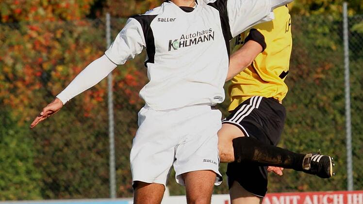 Der Sander Stefan Nöthling (rechts) bleibt in diesem Kopfballduell Sieger. Foto: Günther Geiling