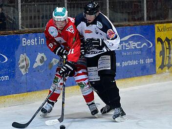 Der Höchstadter EC (weiße Trikots) gewann am Freitag mit 5:4 gegen den TEV Miesbach. Bereits am Sonntag folgt das Rückspiel bei den Oberbayern.  Foto: Picturedreams