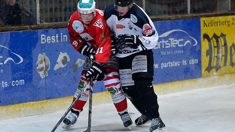 Der Höchstadter EC (weiße Trikots) gewann am Freitag mit 5:4 gegen den TEV Miesbach. Bereits am Sonntag folgt das Rückspiel bei den Oberbayern.  Foto: Picturedreams
