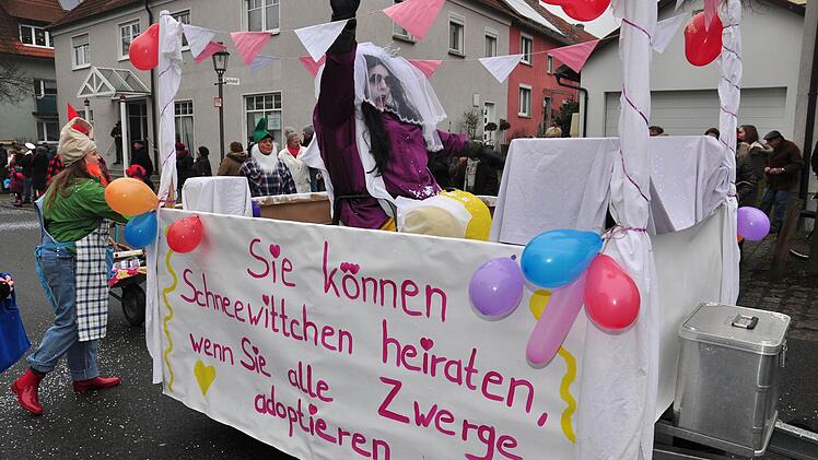 Kreativ war der "Freundeskreis Wonfurt", dessen Mitglieder als Schneewittchen und die vielen Zwerge für Furore sorgten.