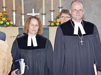 Amtseinführung: Elfriede Schneider wurde bei einem Festgottesdienst in der Auferstehungskirche in Poppenlauer von Dekan Oliver Bruckmann (rechts) die Pfarrstelle Lauertal II verliehen. Im Hintergrund Pfarrer Stefan Bonawitz.  Foto: Dieter Britz