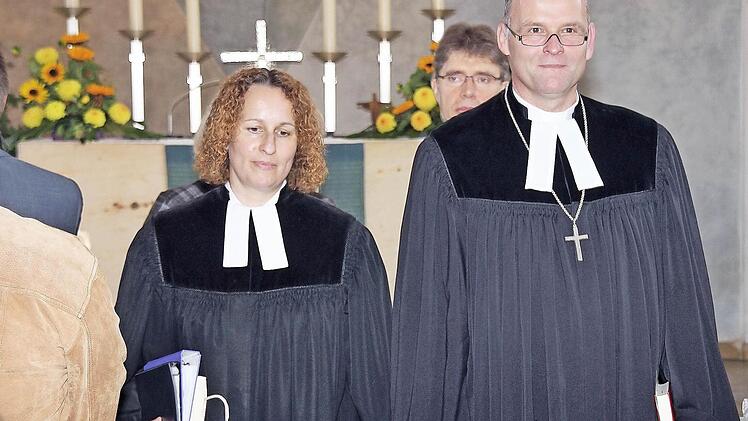 Amtseinführung: Elfriede Schneider wurde bei einem Festgottesdienst in der Auferstehungskirche in Poppenlauer von Dekan Oliver Bruckmann (rechts) die Pfarrstelle Lauertal II verliehen. Im Hintergrund Pfarrer Stefan Bonawitz.  Foto: Dieter Britz