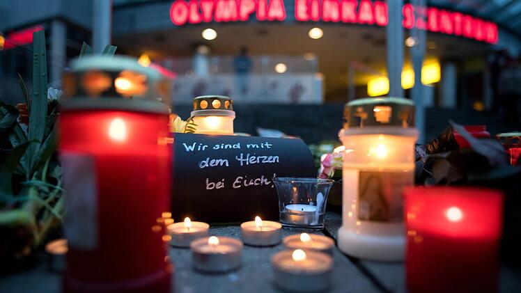 Blumen und Kerzen liegen vor dem Olympia-Einkaufszentrums in München. Die tödlichen Schüsse hat ein 18-jähriger Deutsch-Iraner abgegeben. Zehn Menschen starben, darunter der Täter. Foto: Sven Hoppe/dpa