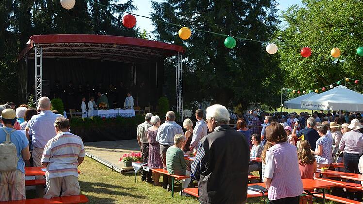 Pfarrer Greiner hielt die Hubertusmesse.  Fotos: Peter Rauch
