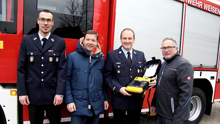 Björn Betge, Markus Peetz, Andreas Haagen und Stefan Maier (v. l.) mit dem gespendeten Defibrillator.Richard Sänger
