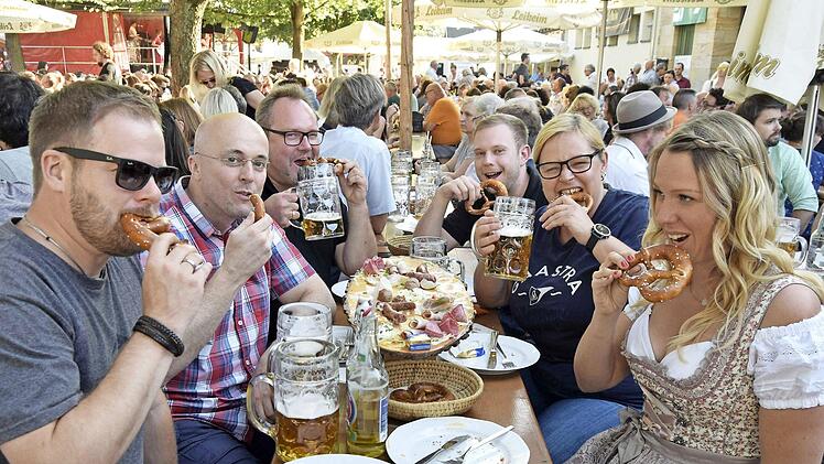 Ein Biss in die Brezel gehört bei den Computerleuten aus Michelau beim Schützenfest dazu. Foto: Andreas Welz