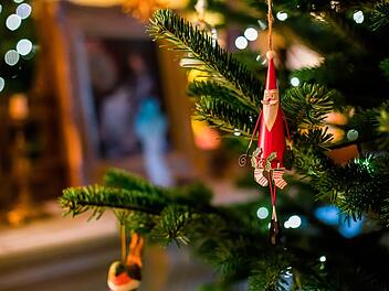 Am Weihnachtsbaum waren echte Kerzen befestigt. Symbolbild: Bruno Martins/unsplash.com