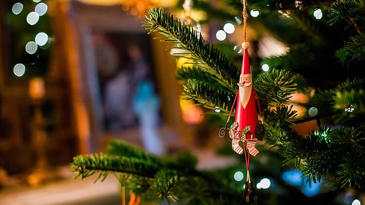 Am Weihnachtsbaum waren echte Kerzen befestigt. Symbolbild: Bruno Martins/unsplash.com
