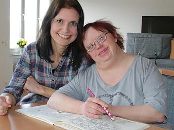 Einrichtungsleiterin Christina Leurer mit Bewohnerin Gabi im Gemeinschaftsraum.  Foto: Ralf Ruppert