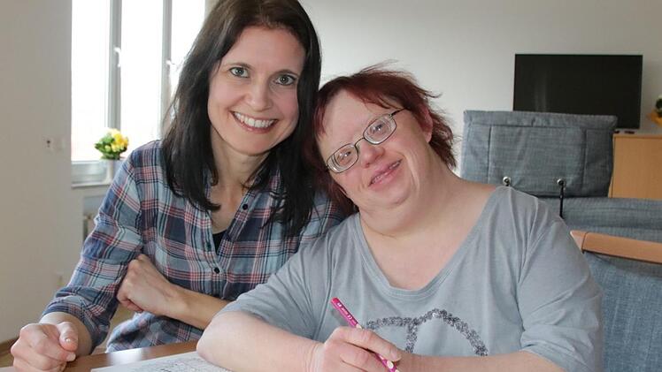 Einrichtungsleiterin Christina Leurer mit Bewohnerin Gabi im Gemeinschaftsraum.  Foto: Ralf Ruppert