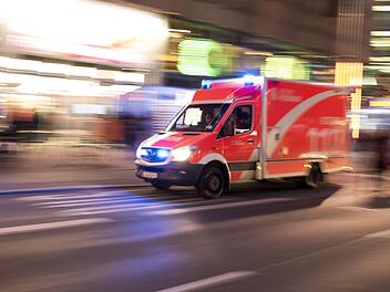 Nach einem Unfall in einem Baustellenbereich musste ein 16-J&auml;hriger im Landkreis Ansbach mit lebensbedrohlichen Verletzungen in ein Krankenhaus gebracht werden. Symbolfoto: Tobias Seelinger/Adobe Stock