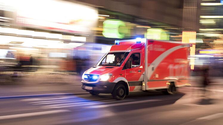 Nach einem Unfall in einem Baustellenbereich musste ein 16-J&auml;hriger im Landkreis Ansbach mit lebensbedrohlichen Verletzungen in ein Krankenhaus gebracht werden. Symbolfoto: Tobias Seelinger/Adobe Stock