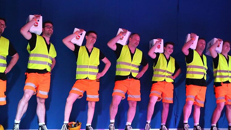 Riesengaudi für Teilnehmer und Zuschauer - der Männerballett-Contest in Seßlach. - Foto: Bettina Knauth