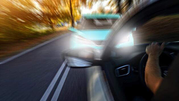 Wich aus, um nicht mit dem überholenden Wagen zusammenzustoßen: Ein Autofahrer hat sich bei einem Verkehrsunfall leicht verletzt.