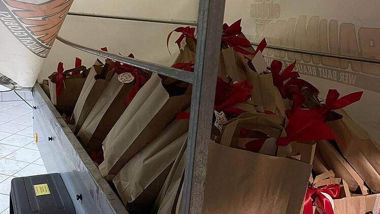 Geschenktüten aus der Rhön auf dem Weg ins Ahrtal Foto: Claudia Wawerzinek