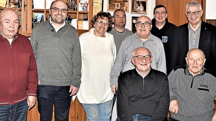 Jubilar Bruno Natterer (vorne rechts) mit seinen Söhnen, umgeben von weiteren Gratulanten