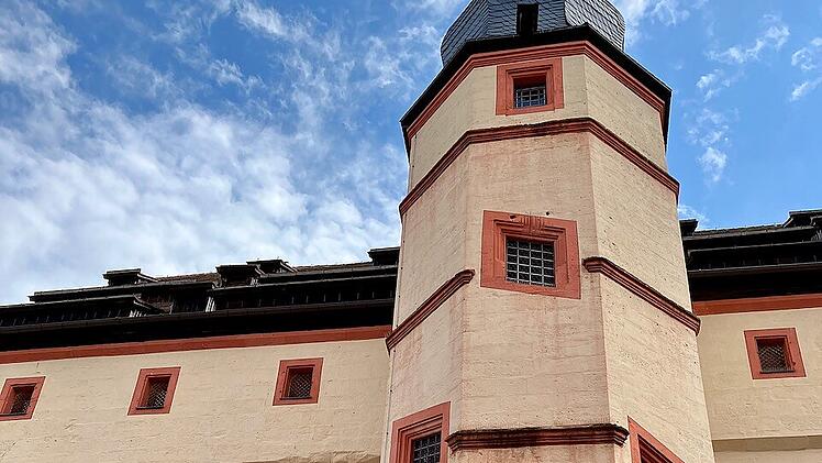 Den achteckigen Treppenturm von 1603 siehst du im Innenhof der Kaiserpfalz.