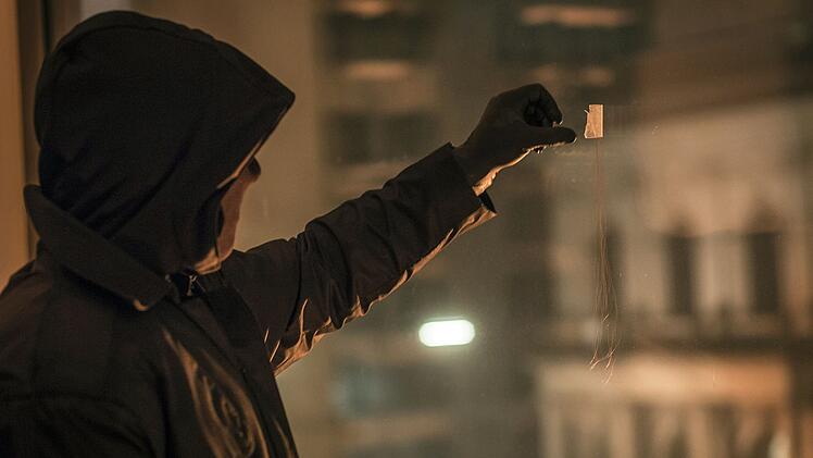 An was man als Serienkiller alles denken muss: Der mysteri&ouml;se M&ouml;rder hinterl&auml;sst eine Haarprobe als "Trademark".