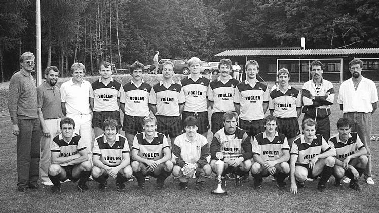 Den Herbert-Neder-Wanderpokal gewinnt erwartungsgemäß der FC Thulba. Im Bild das Siegerteam, zusammen mit dem Vorsitzenden der ausrichtenden DJK Reith, Willi Walter (rechts).