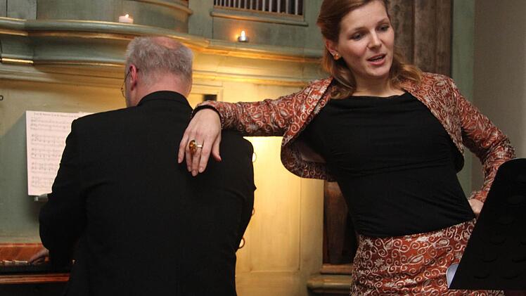 Thomas Meyer und Claudia Raab hatten sichtlich Spaß an der Interpretation von modernen Weihnachtsliedern auf der barocken Orgel in der Ebnether Schlosskapelle. Fotos: Gerda Völk