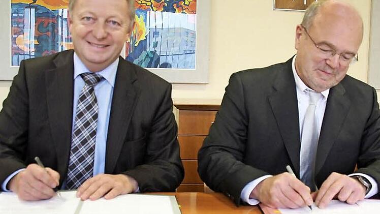 Landrat Thomas Bold und (links) Geschäftsführer Manfred Steigerwald bei der Unterzeichnung der BBZ-Übernahmeverträge am Freitagmittag.