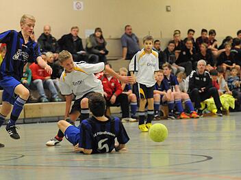 Viel Leidenschaft zeigte der Nachwuchs bei der Turnierserie der JFG Oberes Werntal. Auf unserem Bild duellieren sich (von links) bei den U-15-Junioren Alexander Müller und René Schindelmann von der JFG Wern-Lauertal mit Tizian Streichsbier von der DJK Salz. Foto: ssp