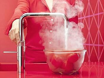 Bei vielen alltäglichen Aufgaben in der Küche spart der Kochend-Wasserhahn Zeit, verbunden mit einem hohen Schutz vor Verbrühungen.