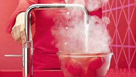 Bei vielen alltäglichen Aufgaben in der Küche spart der Kochend-Wasserhahn Zeit, verbunden mit einem hohen Schutz vor Verbrühungen.