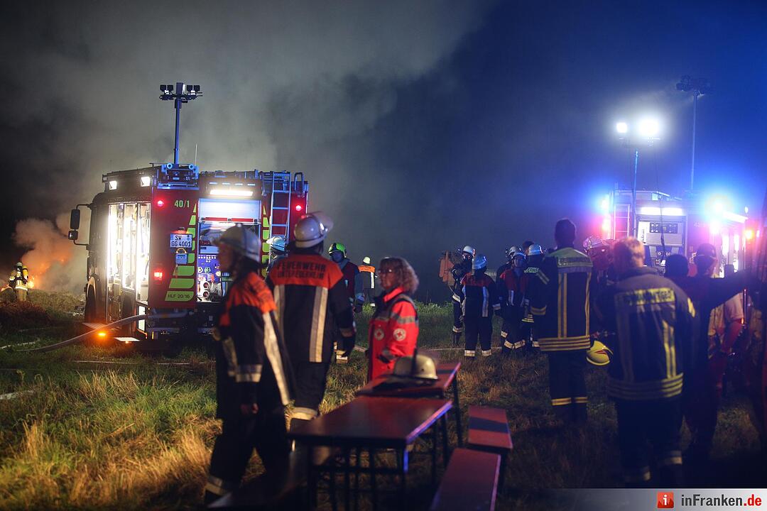 150 Strohballen gehen lichterloh in Flammen auf - Brandstiftung wahrscheinlich