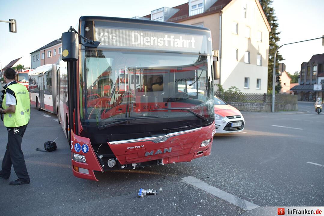 Rote Ampel übersehen: Bus kollidiert mit Auto in Nürnberg
