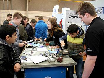 Wer wollte, durfte sein handwerkliches Geschick testen.  Fotos: Richard Sänger