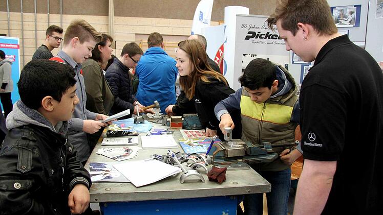 Wer wollte, durfte sein handwerkliches Geschick testen.  Fotos: Richard Sänger