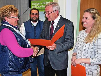 Neue Jugendgruppen wurden in Thulba und Bad Brückenau gegründet. Zum Dank dafür bekamen die Vorsitzenden der dortigen Obst- und Gartenbauvereine, Sabine Rugamer (links) und Monika Wiesner (rechts) Urkunden und Schecks vom stellvertretenden Bezirksvorsitzenden Paul Heuler (2. von rechts) und vom Kreisvorsitzenden Markus Stockmann (2. von links). Dieter Britz