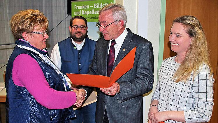 Neue Jugendgruppen wurden in Thulba und Bad Brückenau gegründet. Zum Dank dafür bekamen die Vorsitzenden der dortigen Obst- und Gartenbauvereine, Sabine Rugamer (links) und Monika Wiesner (rechts) Urkunden und Schecks vom stellvertretenden Bezirksvorsitzenden Paul Heuler (2. von rechts) und vom Kreisvorsitzenden Markus Stockmann (2. von links). Dieter Britz