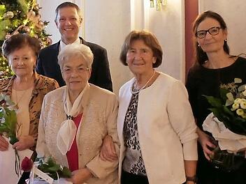 Seit 55 Jahren sind Margot Wechselberger und Irene Wiese (von links) mit ganzem Herzen "Mariechen". Dafür wurden sie von Bürgermeister Marco Steiner sowie stellvertretender Vorsitzenden Christel Zschach und Vorsitzender Sylvia Lieb liebevoll gewürdigt.  Foto: Manja von Nida