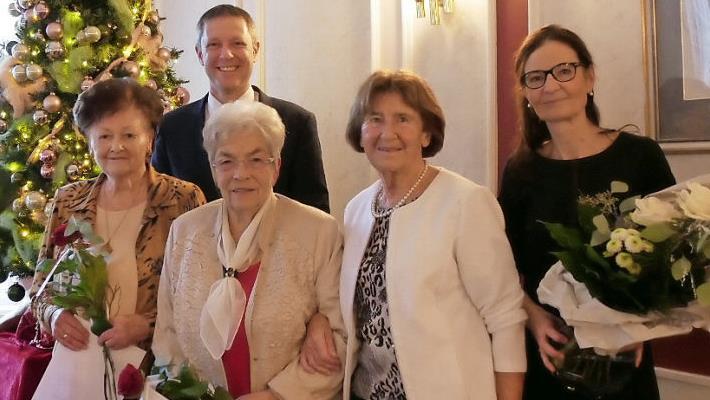 Seit 55 Jahren sind Margot Wechselberger und Irene Wiese (von links) mit ganzem Herzen "Mariechen". Dafür wurden sie von Bürgermeister Marco Steiner sowie stellvertretender Vorsitzenden Christel Zschach und Vorsitzender Sylvia Lieb liebevoll gewürdigt.  Foto: Manja von Nida
