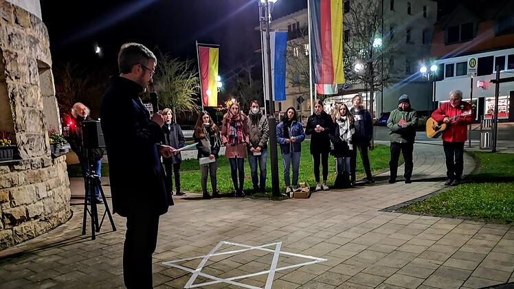 Bad Brückenaus Bürgermeister Jochen Vogel sprach bei der Gedenkveranstaltung zur Reichspogromnacht über die Schrecken der Naziherrschaft. Foto: Marion Eckert