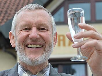 Waldemar Bug (ÖDP) legte sein Mandat im Kreistag nieder. Unser Bild entstand 2013, als er noch Bürgermeister war und symbolisch sein Glas mit Wasser auf die Schuldenfreiheit der Gemeinde hob.