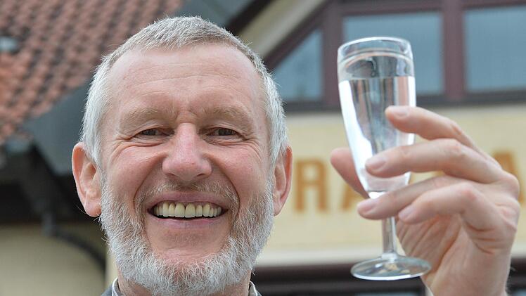 Waldemar Bug (ÖDP) legte sein Mandat im Kreistag nieder. Unser Bild entstand 2013, als er noch Bürgermeister war und symbolisch sein Glas mit Wasser auf die Schuldenfreiheit der Gemeinde hob.