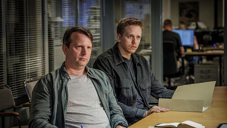 Durch seinen Gro&szlig;vater kennt Vilhelm (Valter Skarsg&aring;rd, rechts) das Team der Mordkommission bereits l&auml;nger. Nun darf er an der Seite von Oskar (M&aring;ns Nathanaelson) und den anderen selbst dort ermitteln.
