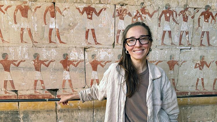 Die polnische &Auml;gyptologin Anastasiia Stupko-Lubczynska untersucht Wandmalereien aus der Kapelle f&uuml;r die m&auml;chtige K&ouml;nigin Hatschepsut, die als m&auml;nnlicher Pharao herrschte (Hatschepsut Tempel in Luxor, &Auml;gypten, 23.10.2025).