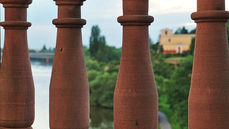 Historische Sandsteinbalustrade an der Villa Pompejanum in Aschaffenburg