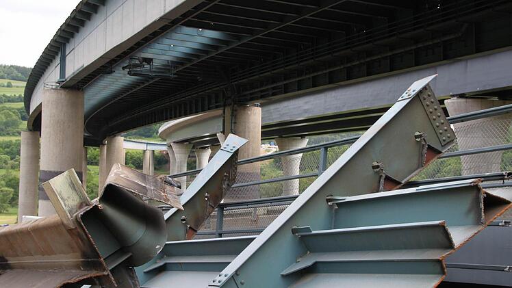 Die Metallteile werden abgelassen und haben am Boden noch eine wichtige Funktion: