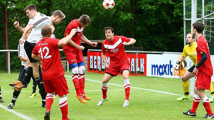 Spielertrainer Markus Taschner köpft hier das entscheidende 3:2...